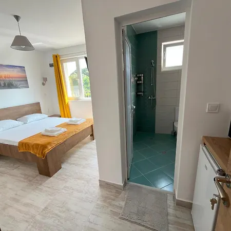 семеен Brizo Hotel