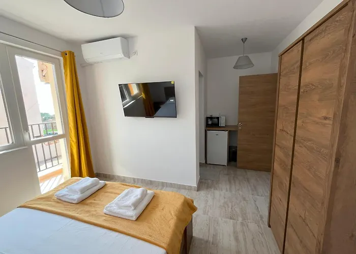 Хотел семеен Brizo *